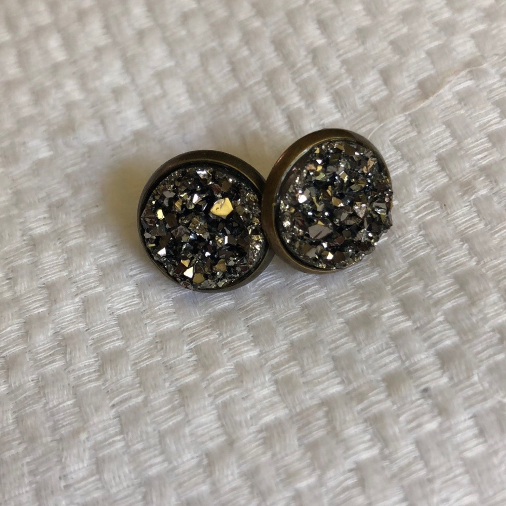 Druzy stud earrings!
